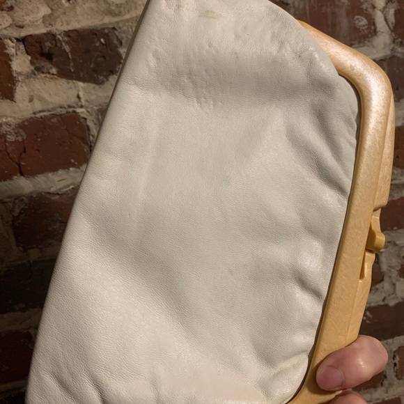 1970s vintage Sirocco italian real leather clutch white with tan Bakelite clasp - Picture 6 of 12
